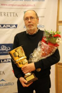 SSG:n Juhani Lehtosaari otti Pohjolan maljan vastaan vuoden 2016 voiton kunniaksi. (Kuva: Lassi Palo)