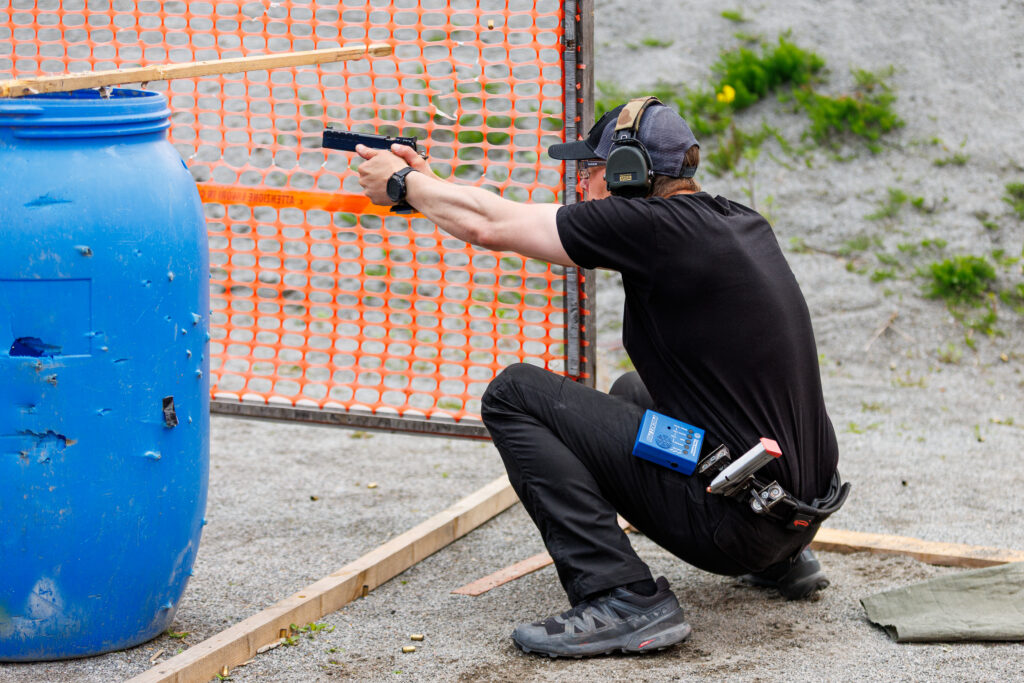 Iso joukko suomalaisia pistoolipracticalin EM-kisoihin Unkariin