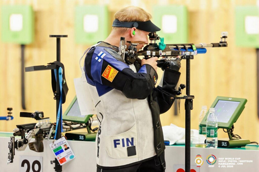 Kuva: ISSF, Aleksi Leppä ampumassa ilmakiväärillä
