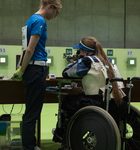 Minna Leinonen kilpailemassa Rion paralympialaisissa 13. syyskuuta. Vieressä on avustaja Kaisa Rinta-Tassi. Kuva: Leena Kummu / Paralympiakomitea